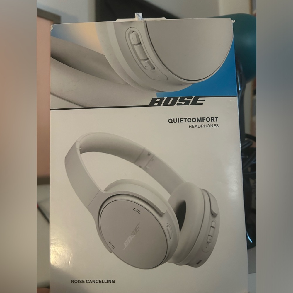 Bose quiet comfort noise cancelling headphones new in the box